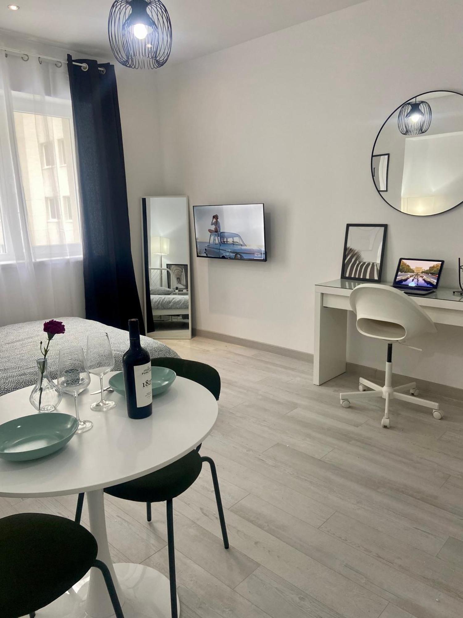 Aparthotel Rin Grand Residence Bukares Bagian luar foto